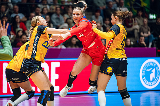 �eská házenká�ka Valerie Smetková b�hem zápasu se �védskem na mistrovství sv�ta.