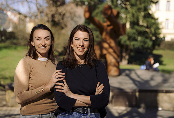 Kristýna Cejnarová (vlevo) a Lucie Bá�ová, zakladatelky projektu MUMDOO