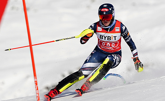Americká ly�a�ka Mikaela Shiffrinová na trati slalomu v Gurglu.