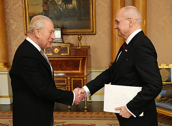 Král Karel III. se setkává s �eským velvyslancem Václavem Bartu�kou v...