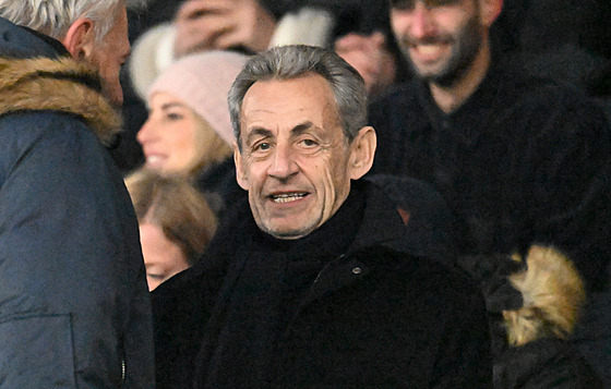 Bývalý francouzský prezident Nicolas Sarkozy p�ijí�dí sledovat zápas...