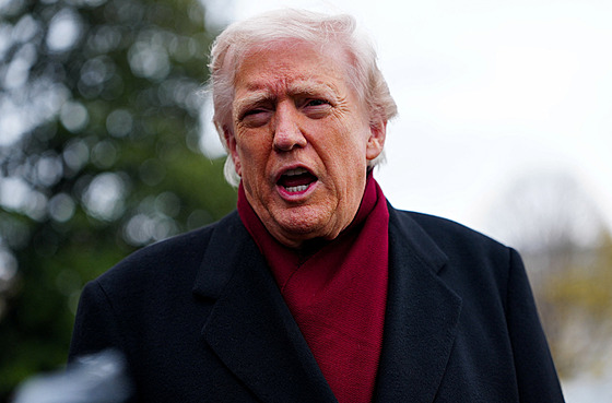 Americký prezident Donald Trump hovo�í s médii v zahrad� Bílého domu ve...
