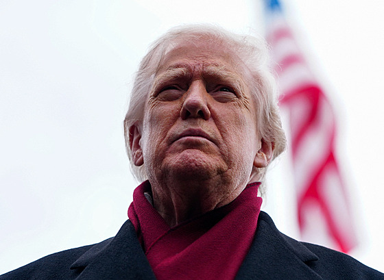 Americký prezident Donald Trump hovo�í s médii v zahrad� Bílého domu ve...