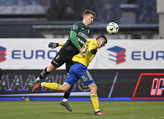 Sebastian Bohá� z Karviné (vlevo) a Luká� Barto�ák ze Zlína svádí vzdu�ný...