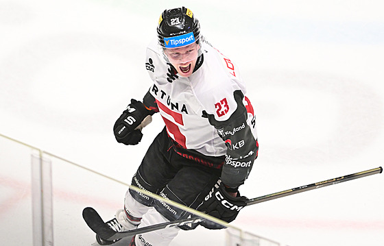 Spar�an Kousal se raduje z gólu do sít� Pardubic.