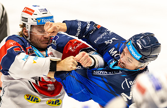 P�stní souboj pardubického Johna Ludviga a Krzysztofa Maciase z Vítkovic