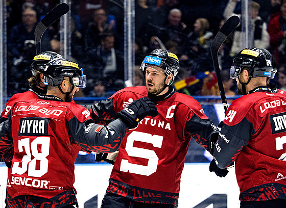 Spar�an�tí hokejisté se radují z gólu Filipa Chlapíka.