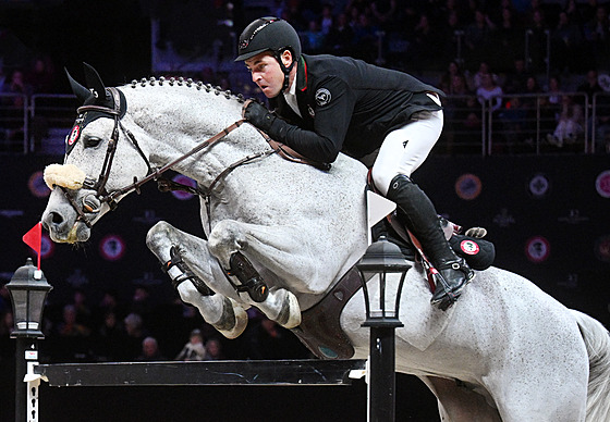 Jezdec Emanuele Gaudiano z vít�zného týmu Rome Gladiators ve finále parkurového...