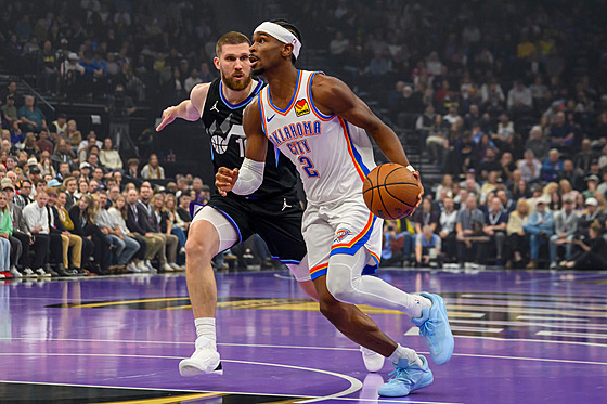 Shai Gilgeous-Alexander z Oklahomy obchází soupe�e v zápase proti Utahu.