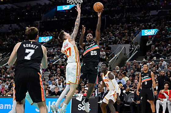 David Jones Garcia zakon�uje p�es blokujícího Víta Krej�ího.