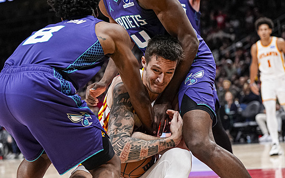 Vít Krej�í se sna�í udr�et mí� v oble�ení hrá�� Charlotte.