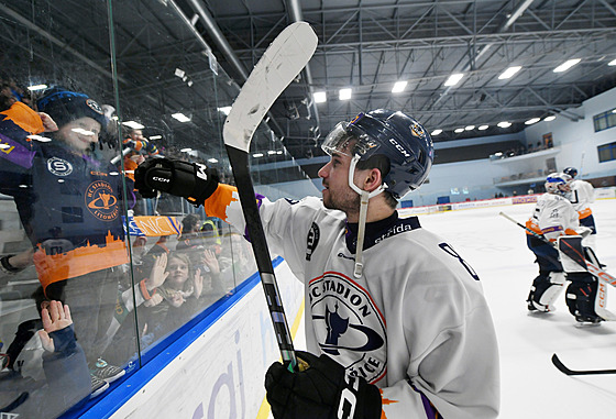 Litom��ický �imon Jelínek slaví s fanou�ky.