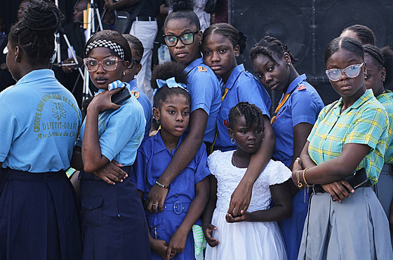 Haitské dívky se ú�astní poh�bu ob�tí hurikánu. (15. listopadu 2025)