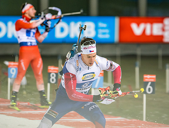 Mikulá� Karlík odjí�dí ze st�elnice mu�ské �tafety v Östersundu.