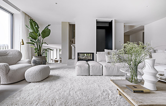 Nejen u�itím lomených odstín� bílé barvy dnes obývací prostor dýchá klidem....