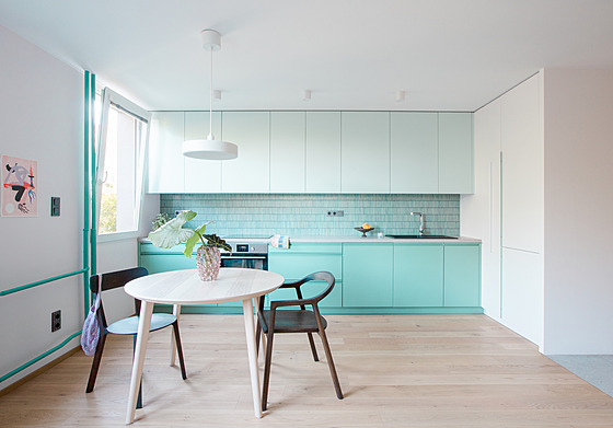 Hlavním spole�enským centrem se stal prostorný obývací pokoj s kuchy�ským...