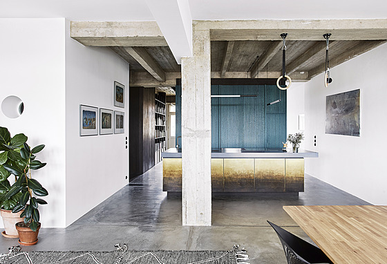 Interiér ohromí takzvan� na první dobrou p�edev�ím kombinací nev�edních...