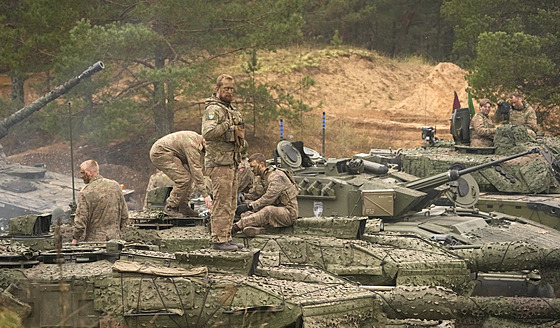 Posádka tanku dánské královské armády po vojenském cvi�ení NATO Multinational...