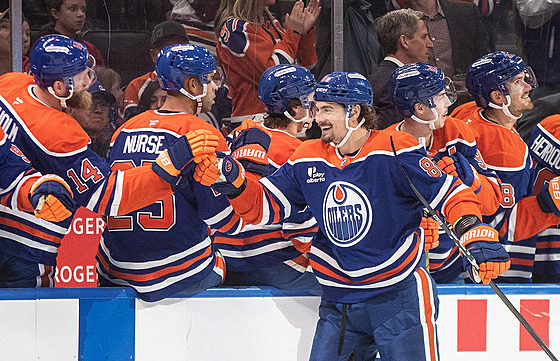 David Tomá�ek (86) slaví gól se spoluhrá�i z Edmonton Oilers.