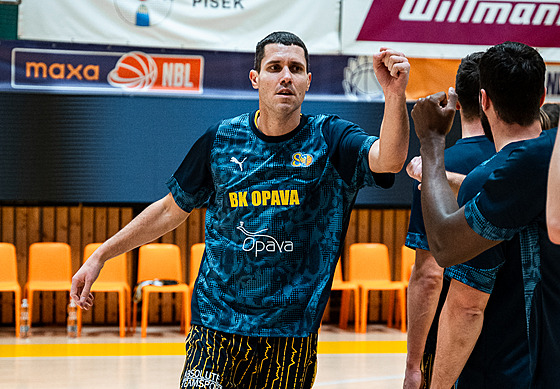 Lud�k Jure�ka z Opavy nastupuje do zápasu.