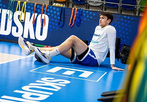 �eský basketbalista Martin Svoboda se chystá na zápas.