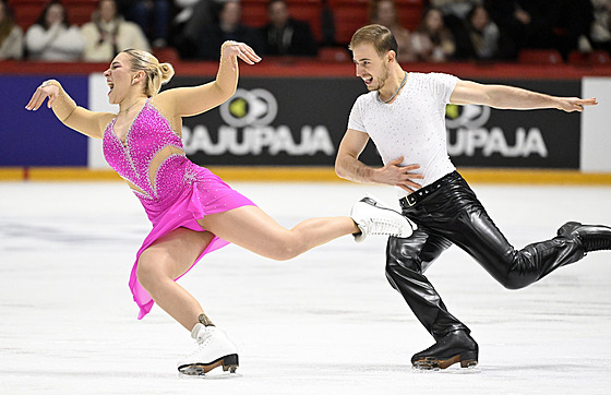 �e�tí krasobrusla�i Natálie Taschlerová a Filip Taschler b�hem Finské brusle