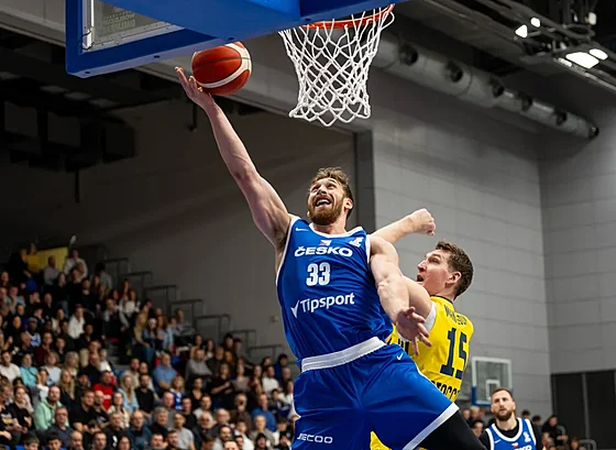 �eský pivot James Kárník zakon�uje na ko� �védska p�es Mattiase Markussona.