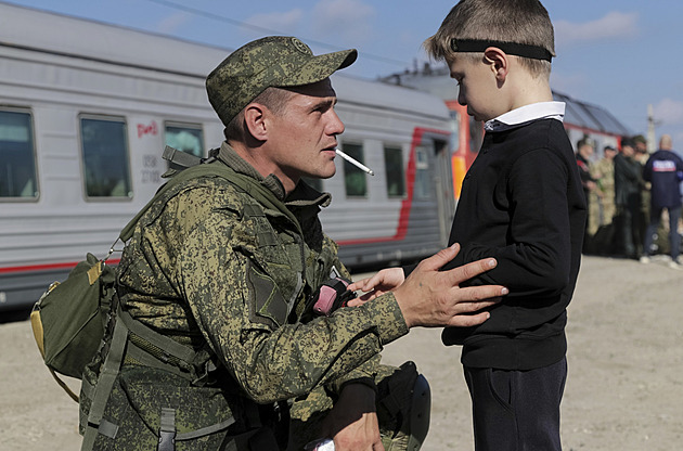 Víc úmrtí než posil. Rusko kupí ztráty, analytik varuje před drastickým vývojem