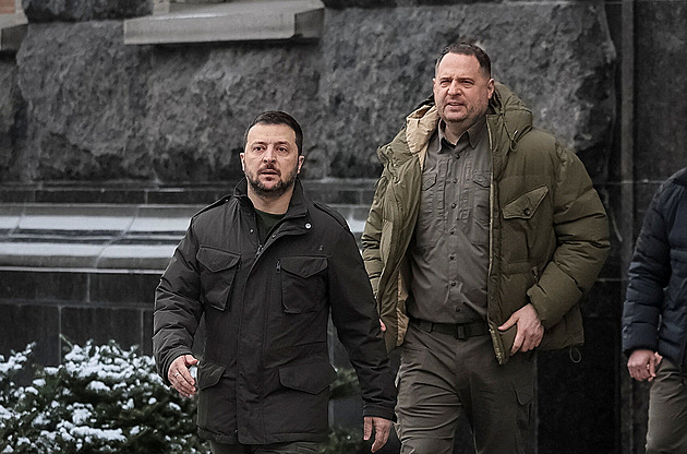 Ustojí prezident Zelenskyj tlak? Na Ukrajině se spekuluje o dvou možných scénářích