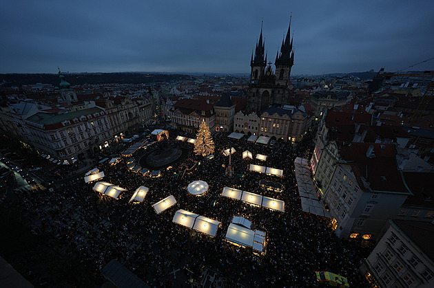 Vysoký 22 metrů, se stovkami koulí. Na Staromáku rozsvítili vánoční strom