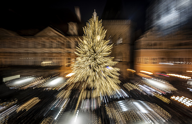 Vysoký 22 metrů, se stovkami koulí. Na Staromáku rozsvítili vánoční strom