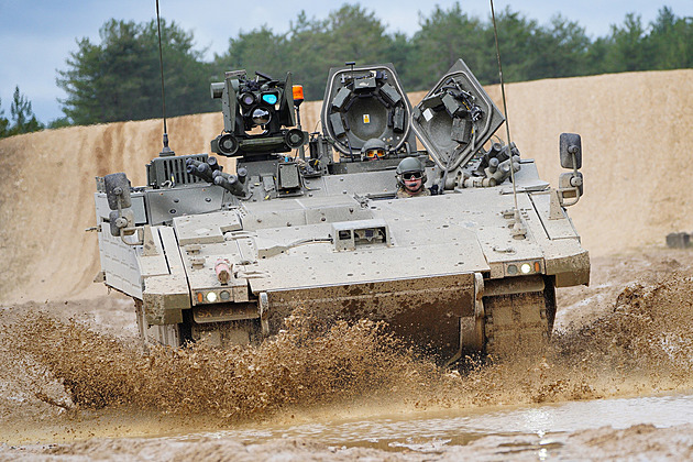 Britský trapas s obrněnci Ajax. Takhle to na Putina nepůjde