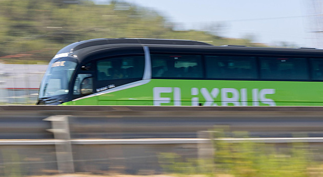 Autobus jedoucí do Prahy v Polsku boural. Řidička osobního auta nepřežila