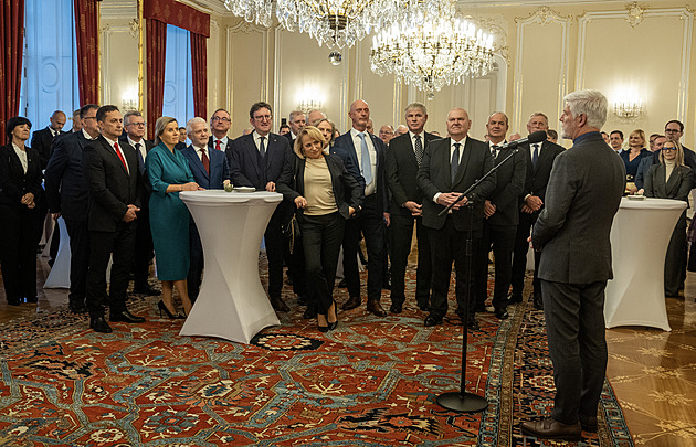 Krnáčová v objetí s Bémem. Primátoři a hejtmani si na Hradě připomněli vznik krajů