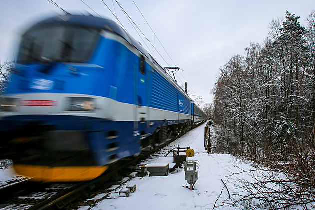 Vlak u Přelouče srazil člověka, hlavní koridor stojí