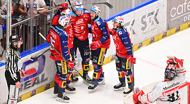 Litvínov zaskočil mistra, vládlo i Kladno. Derby pro Pardubice, Třinec konečně slaví