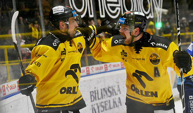 David Kae z Litvnova (vpravo) slav trefu proti Komet s Nicolasem Hlavou.