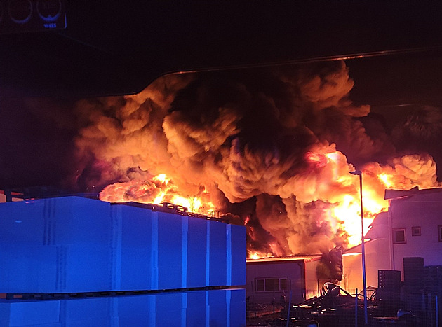 Požár průmyslové haly ve Vysokém Mýtě způsobil škodu za 236 milionů korun