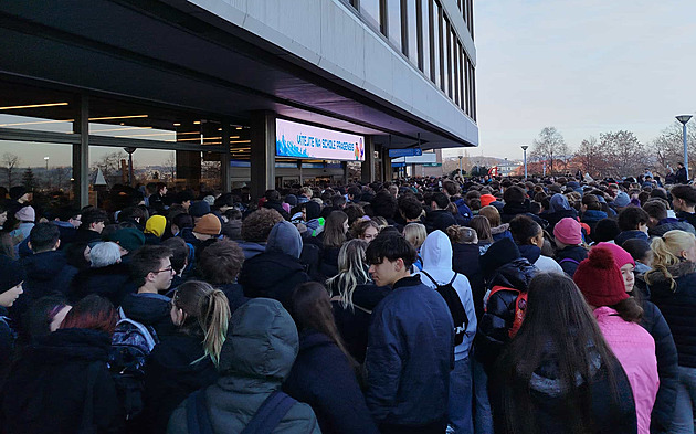 V tlačenici na veletrhu škol kolabovaly děti. Ochranka u vstupu zabavila nože i petardy