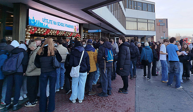 Nezvládnutá organizace akce pro školy v Praze. V tlačenici začínají omdlévat děti