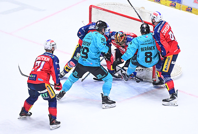 ONLINE: Pardubice hrají ve Varech, Litvínov čelí Plzni. Vítkovice hostí derby s Třincem