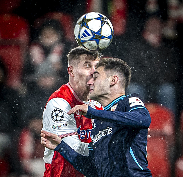 Já a hrdina? Ale jděte. Gólman Staněk bral chválu bez emocí, děkovali mu hráči i kouč