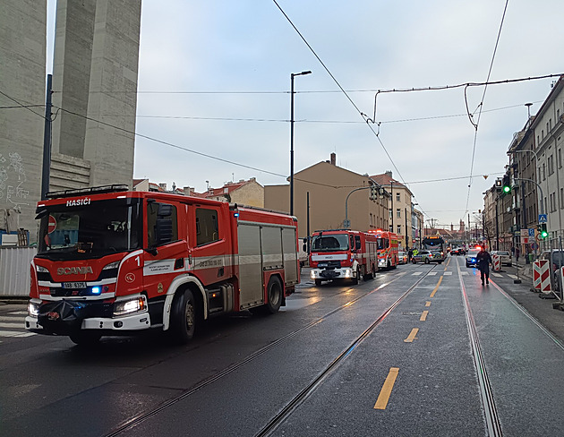 Masivní únik plynu v pražských Nuslích. Hasiči měřili koncentraci, stála i MHD