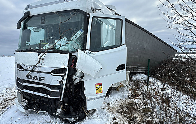 Auto zastavilo kvůli poruše, smetl ho kamion. Nehoda omezila provoz na D6
