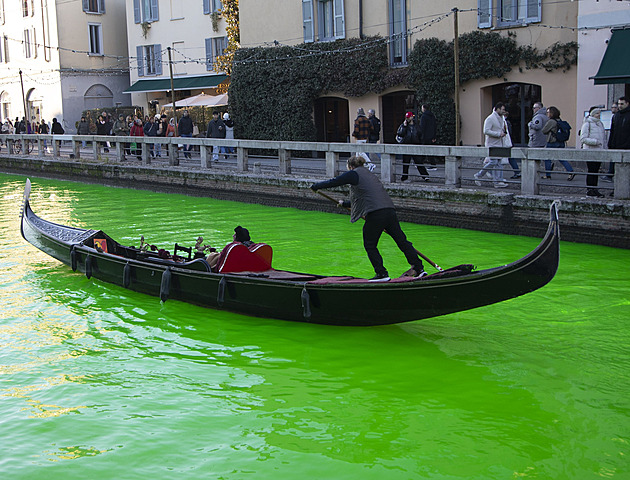 Thunbergové zakázali vstup do Benátek. Obarvila tam vodu na zeleno