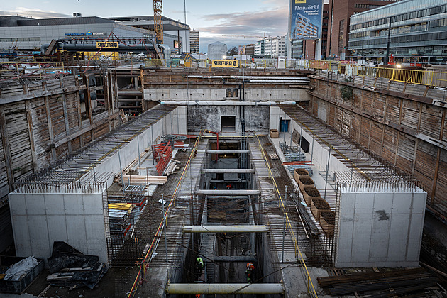 Kabely pro siláky a bublinová skla. Metro Pankrác a Českomoravská vyhlíží otevření