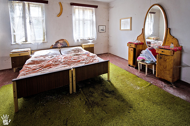 „Uvnitř nacházím dopisy i fotky.“ Česká urbexerka navštěvuje domy, které pohlcuje rozklad