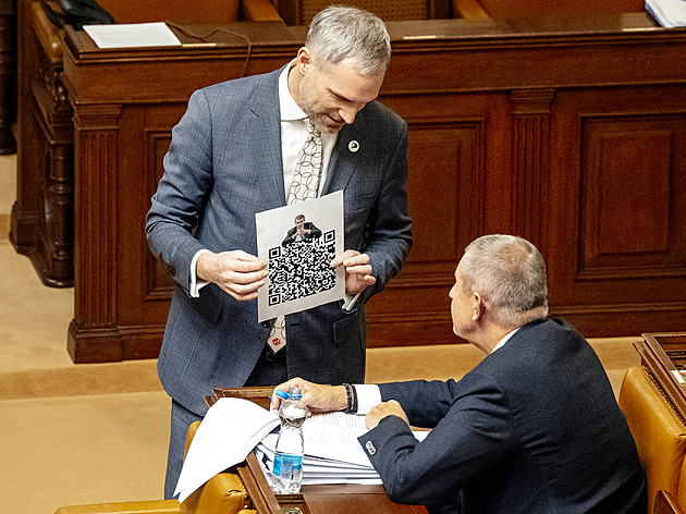 O kolik by snížili plat? Piráti chtějí trestat členy vlády za absence při interpelacích