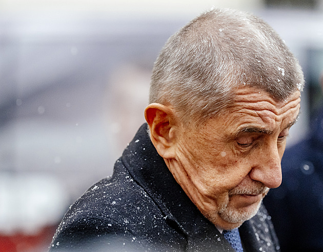 Prezident kontra Motoristé. Je to závod o to, kdo zabrzdí jako první, říká politolog