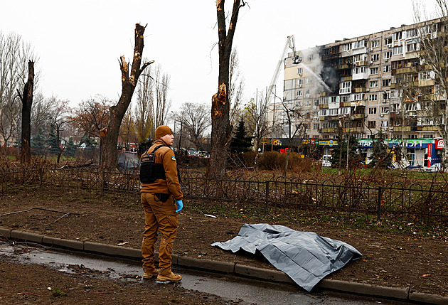 Útok ruských střel a dronů na Kyjev zabil člověka a jedenáct lidí zranil